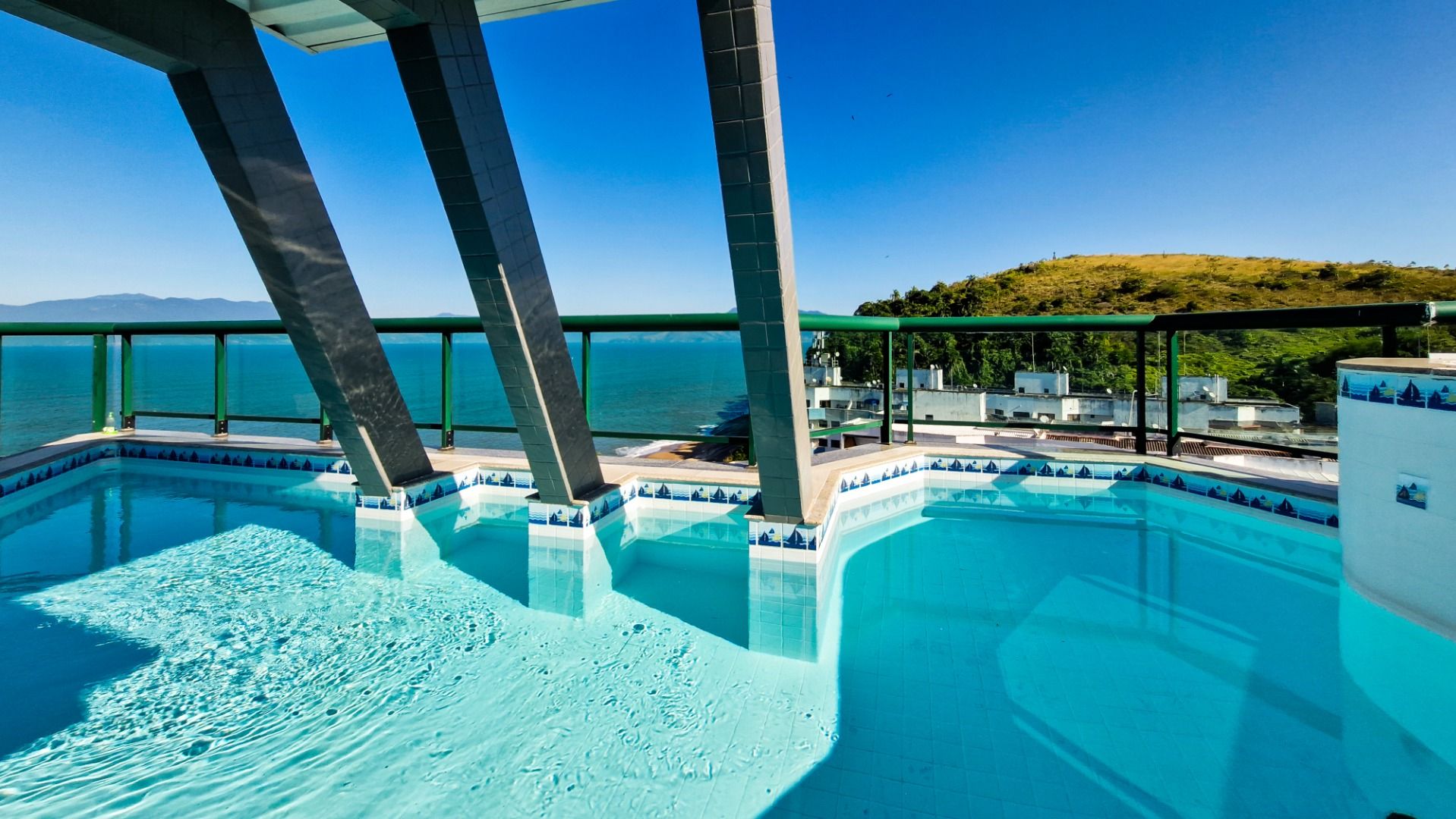 Cobertura Duplex Frente Mar com Vista Panorâmica de 280° e Piscina Privativa em Martim de Sá