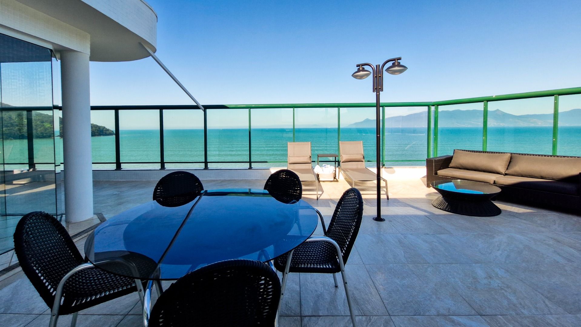 Cobertura Duplex Frente Mar com Vista Panorâmica de 280° e Piscina Privativa em Martim de Sá