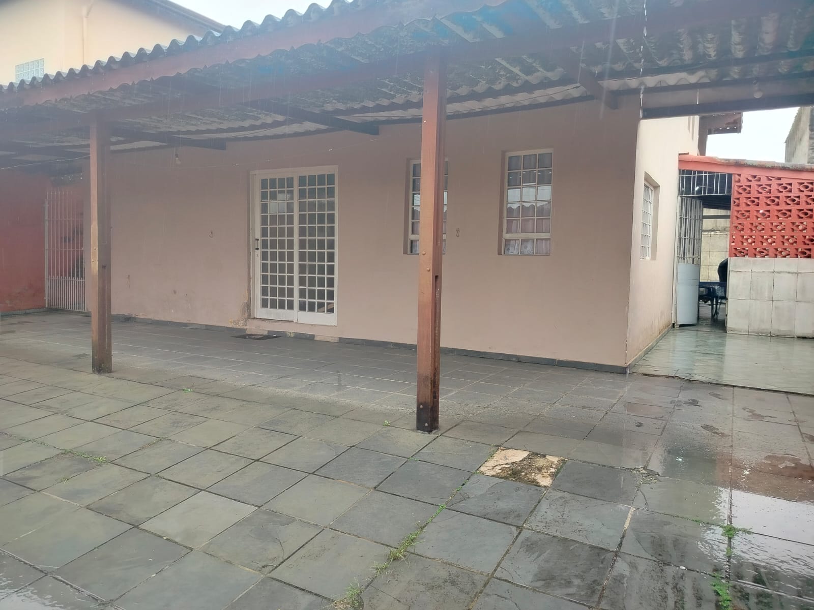 Casa com 3 Dormitórios e Piscina no Pontal Santa Marina