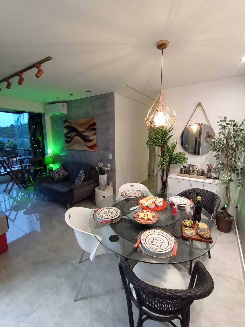 LINDO APARTAMENTO MOBILIADO E DECORADO NA MARTIN DE SA 
