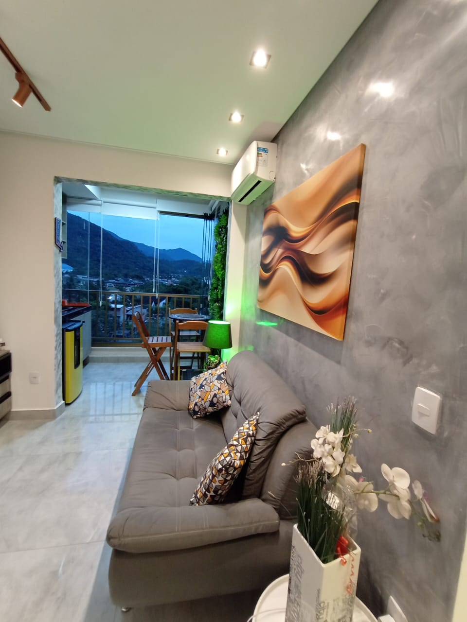 LINDO APARTAMENTO MOBILIADO E DECORADO NA MARTIN DE SA 