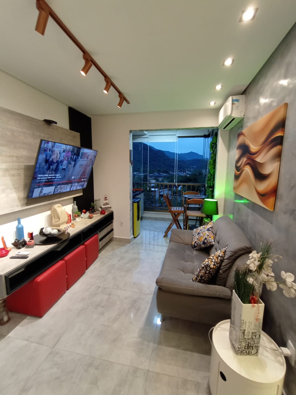 LINDO APARTAMENTO MOBILIADO E DECORADO NA MARTIN DE SA 