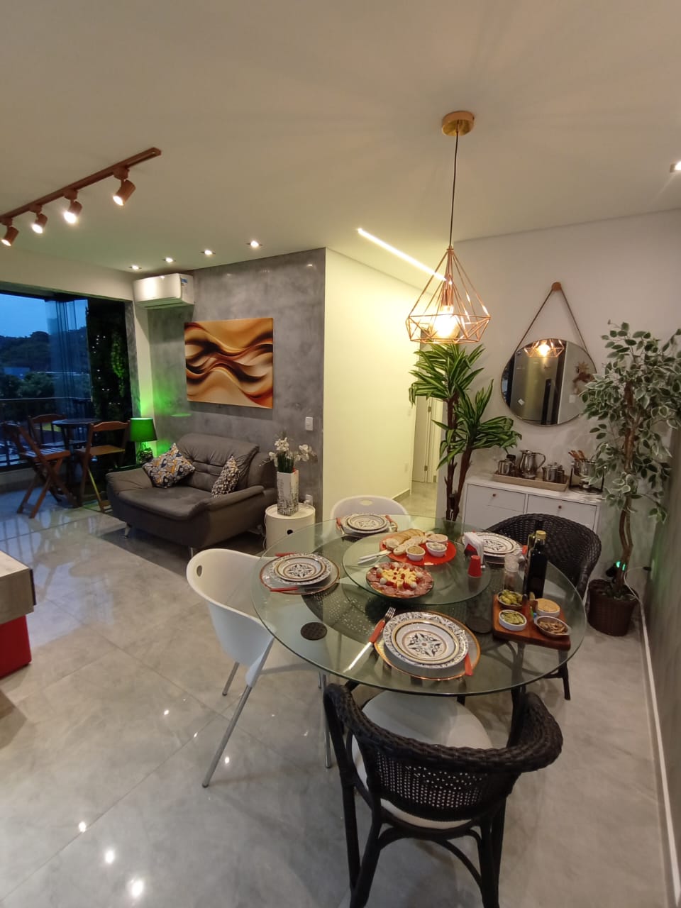 LINDO APARTAMENTO MOBILIADO E DECORADO NA MARTIN DE SA 