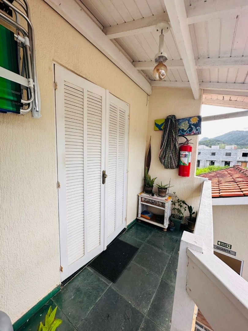 Casa Duplex em Condomínio Fechado no Capricórnio I