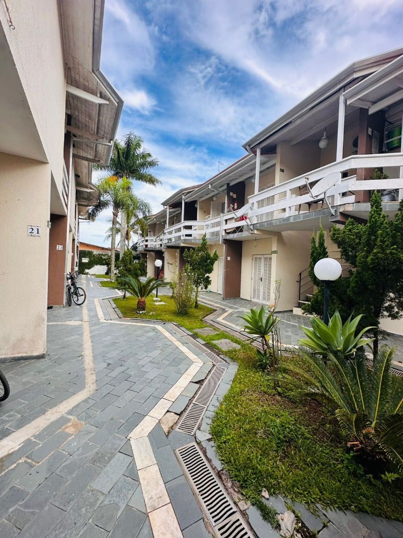 Casa Duplex em Condomínio Fechado no Capricórnio I