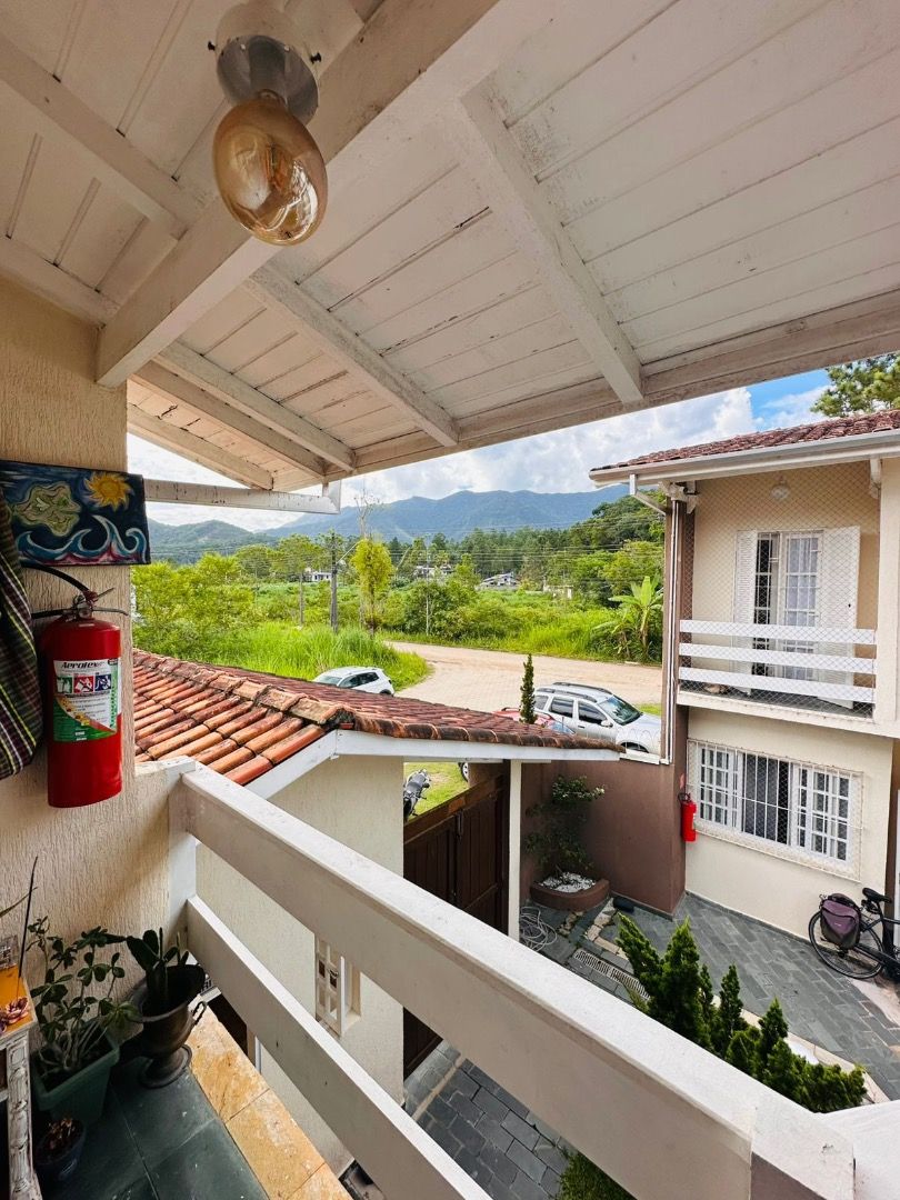 Casa Duplex em Condomínio Fechado no Capricórnio I