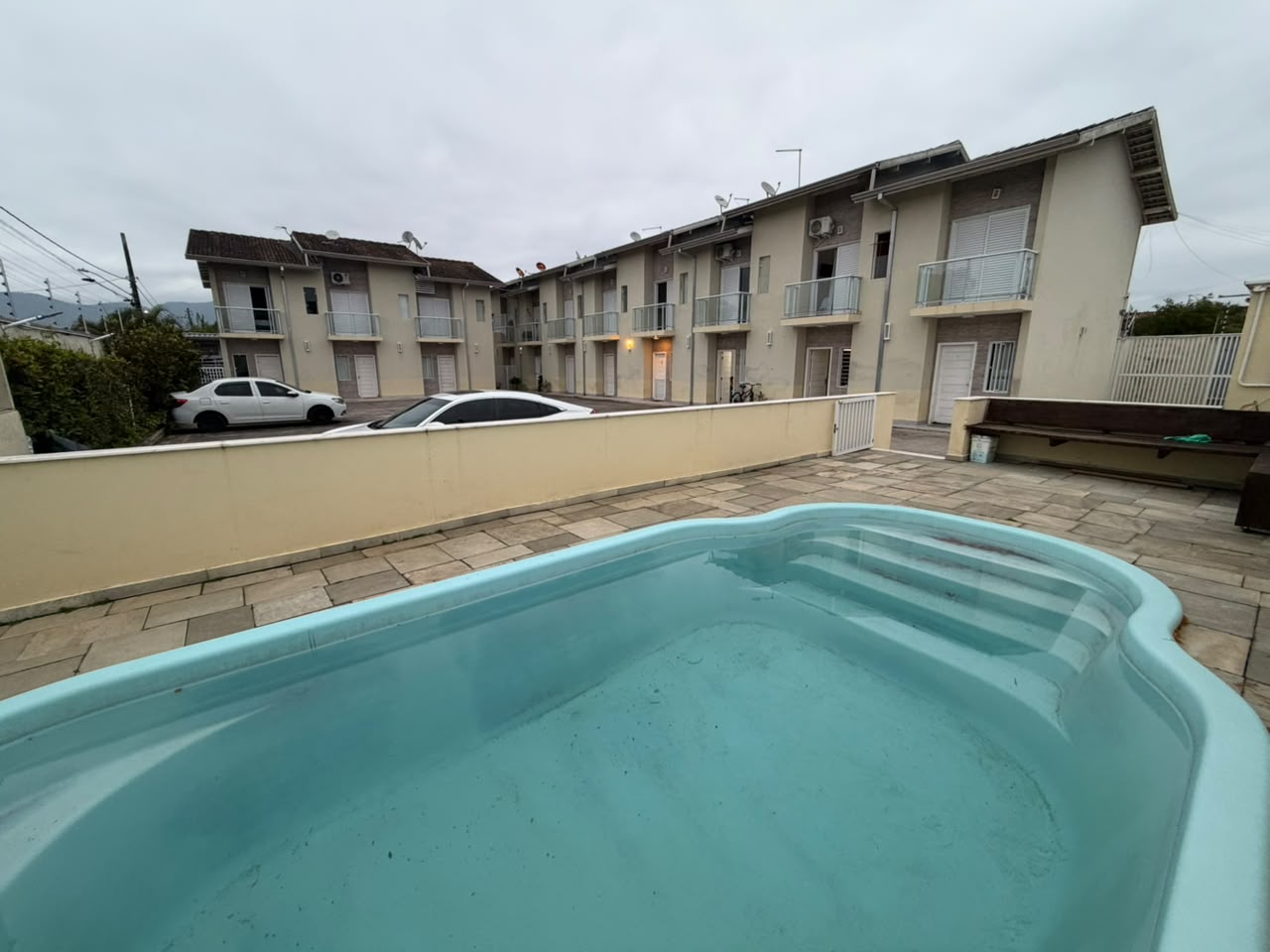 Sobrado de 2 dormitórios com churrasqueira e piscina em condomínio