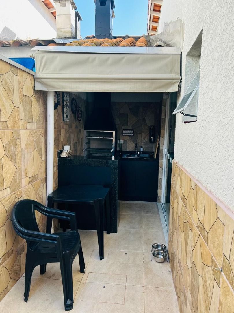 Casa Mobiliada com Área Gourmet em Condomínio no Massaguaçu