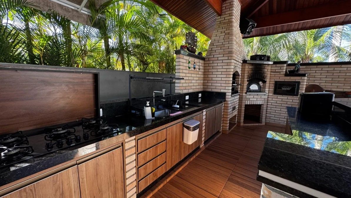 Mansão de Alto Padrão com Piscina e Campo de Futebol no Condomínio Costa Verde, Tabatinga