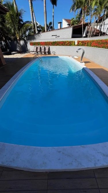 Mansão de Alto Padrão com Piscina e Campo de Futebol no Condomínio Costa Verde, Tabatinga