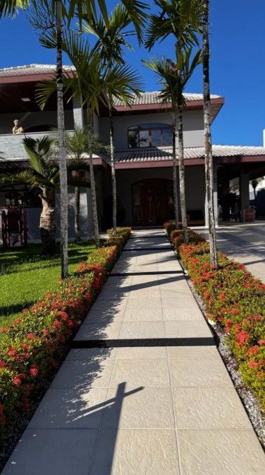 Mansão de Alto Padrão com Piscina e Campo de Futebol no Condomínio Costa Verde, Tabatinga