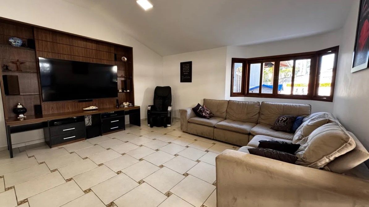 Mansão de Alto Padrão com Piscina e Campo de Futebol no Condomínio Costa Verde, Tabatinga