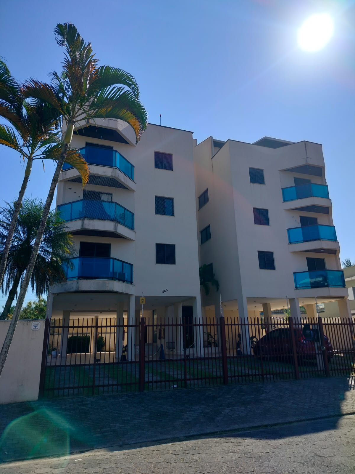 Apartamento com varanda e piscina em Martim de Sá, Caraguatatuba