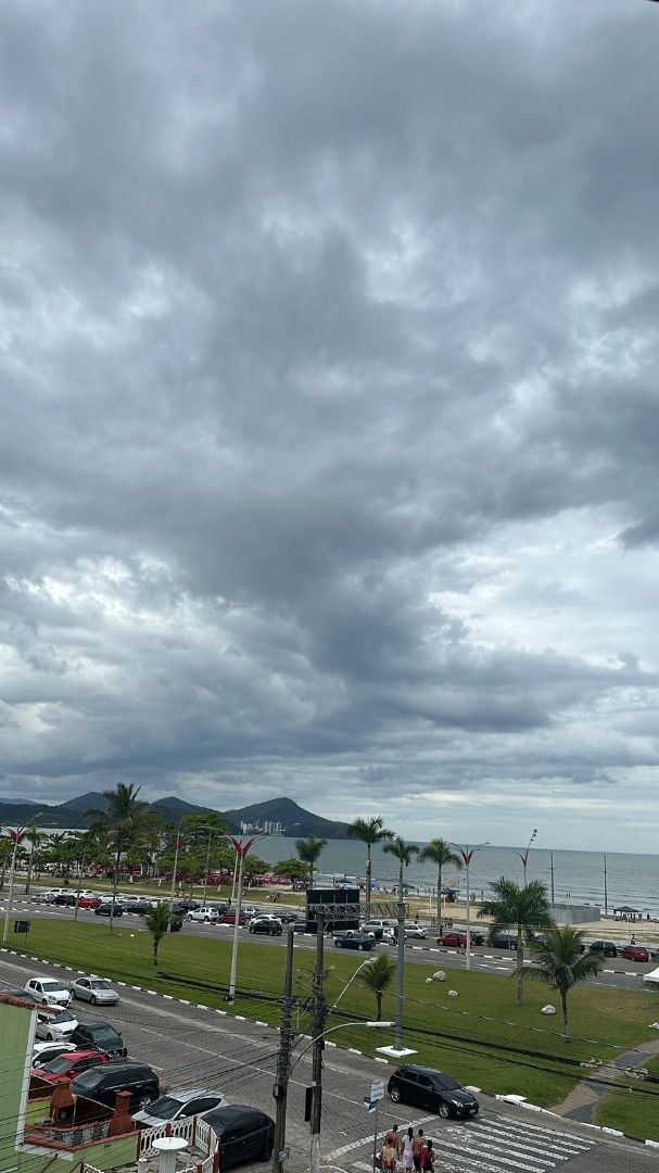 Apartamento Frente Mar no Jardim Aruan com Sacada e Vista para o Mar
