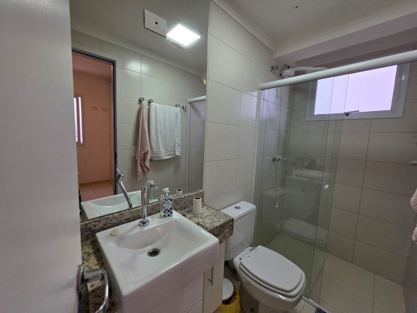 Apartamento com 3 Dormitórios e Varanda Gourmet no Indaiá