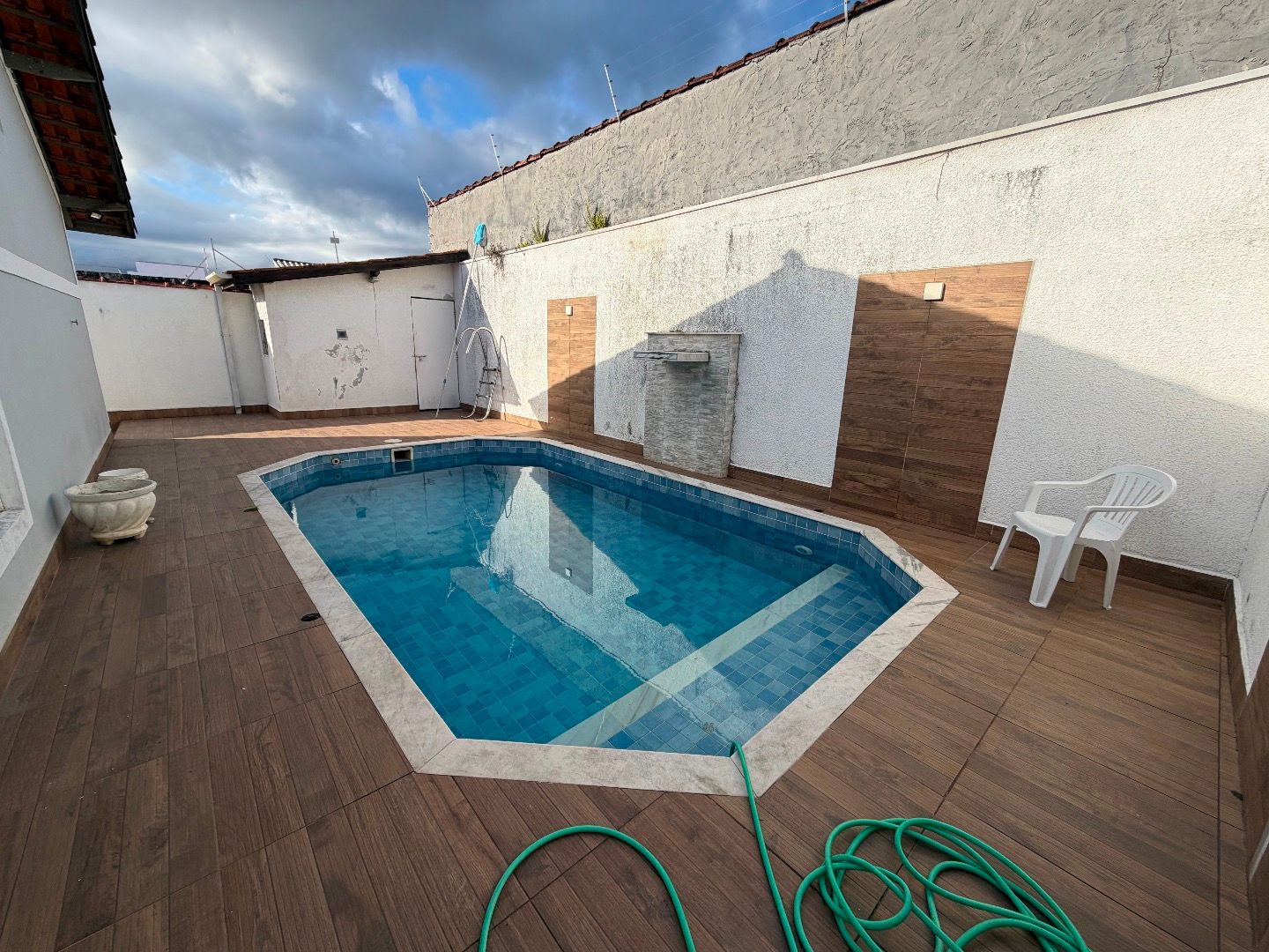 Casa com Piscina e 4 Suítes na Praia das Palmeiras, Jardim Britânia