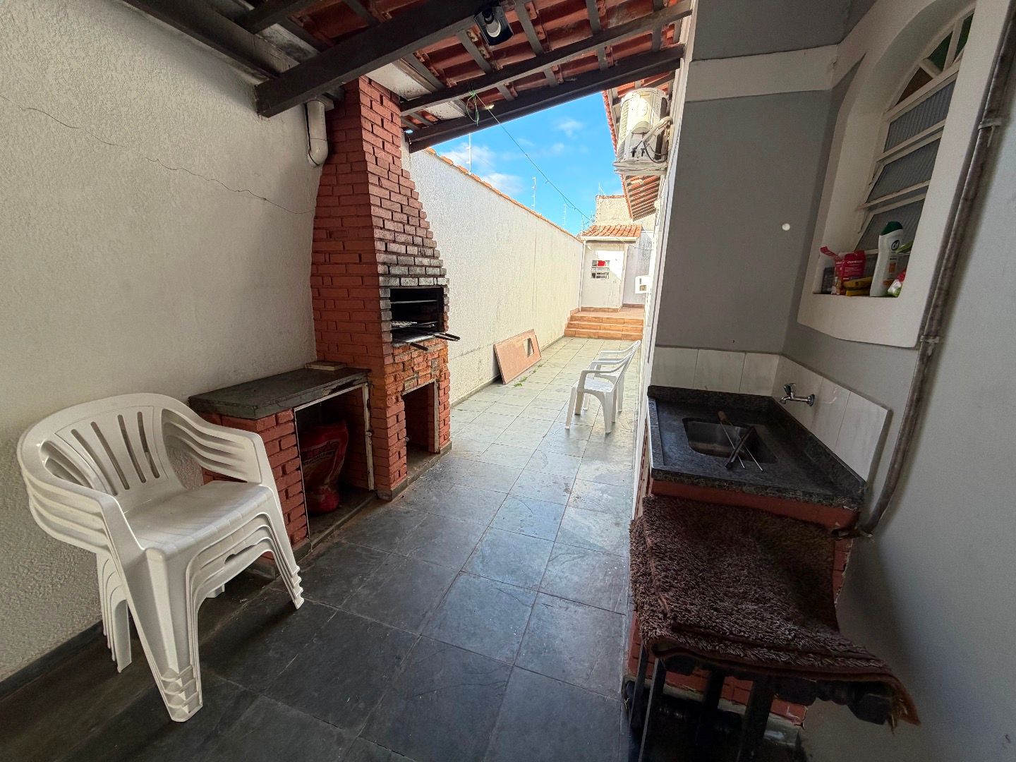 Casa com Piscina e 4 Suítes na Praia das Palmeiras, Jardim Britânia