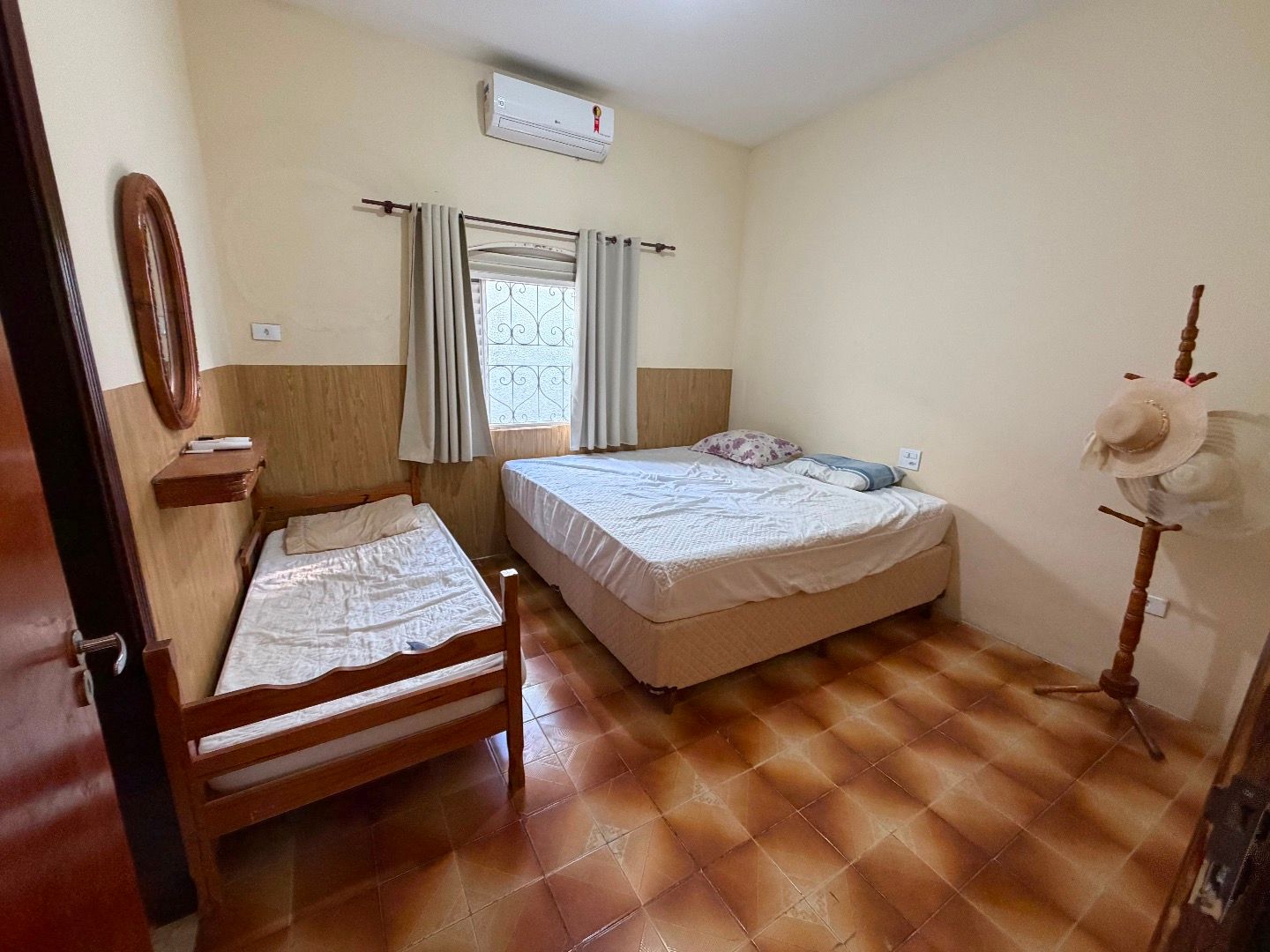 Casa com Piscina e 4 Suítes na Praia das Palmeiras, Jardim Britânia