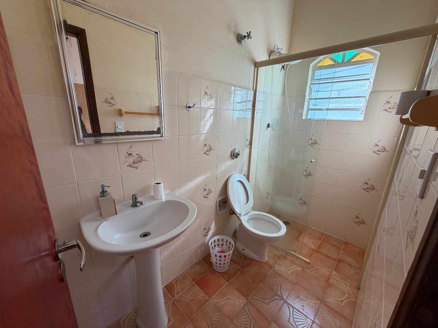 Casa com Piscina e 4 Suítes na Praia das Palmeiras, Jardim Britânia