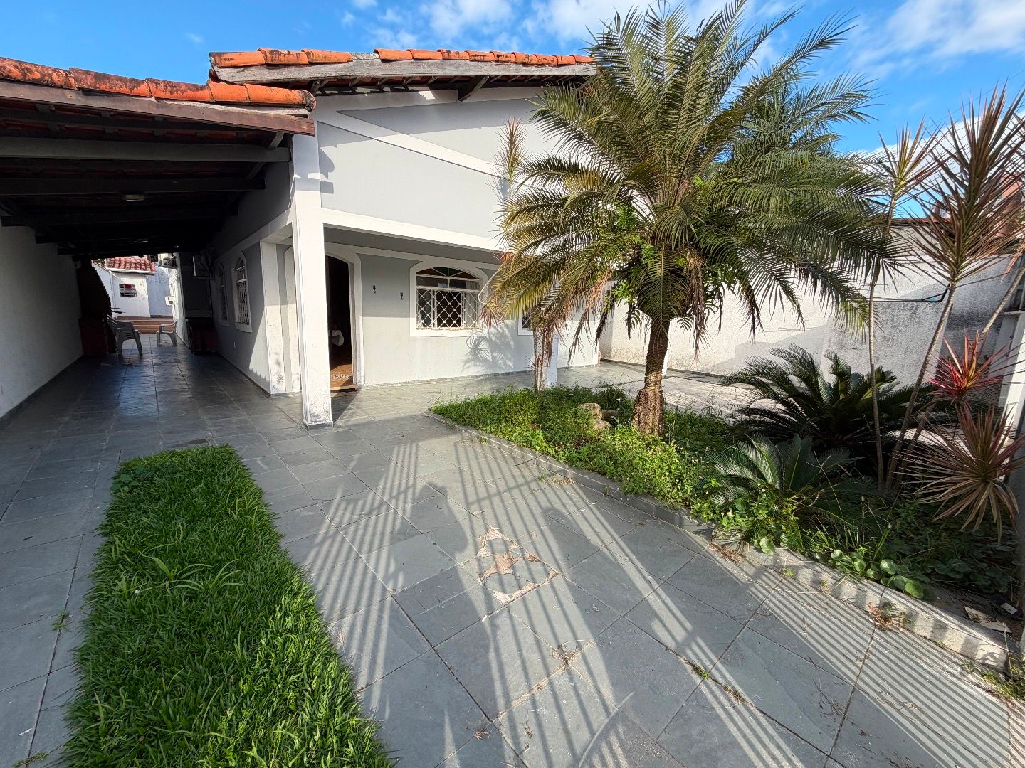 Casa com Piscina e 4 Suítes na Praia das Palmeiras, Jardim Britânia