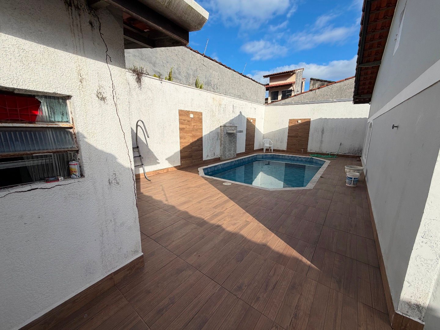 Casa com Piscina e 4 Suítes na Praia das Palmeiras, Jardim Britânia