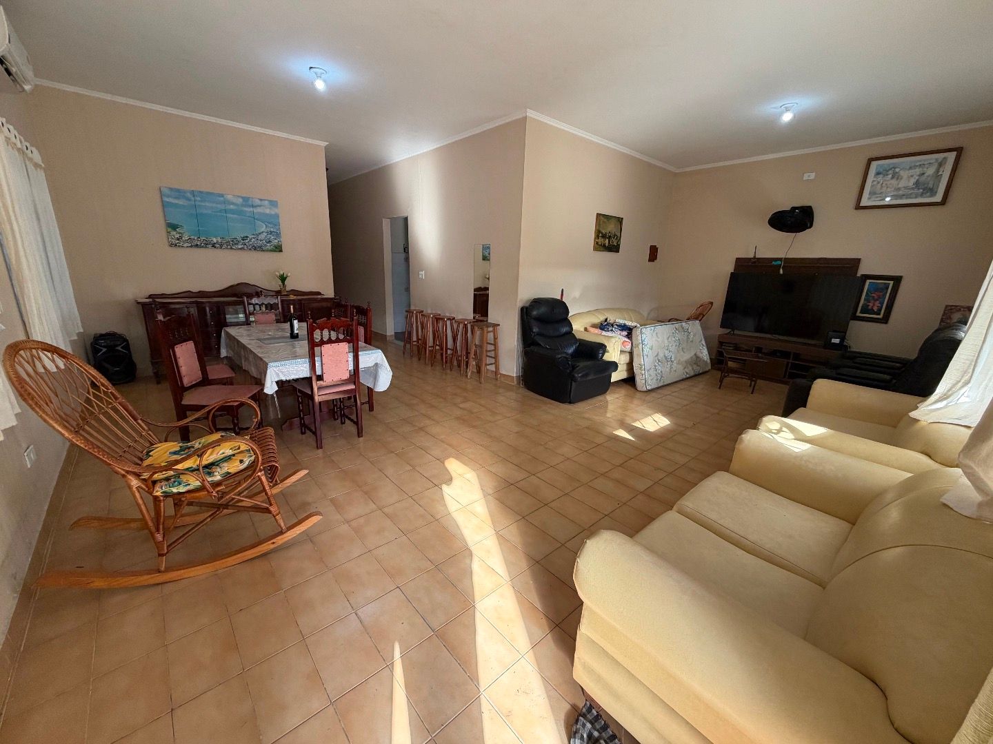Casa com Piscina e 4 Suítes na Praia das Palmeiras, Jardim Britânia