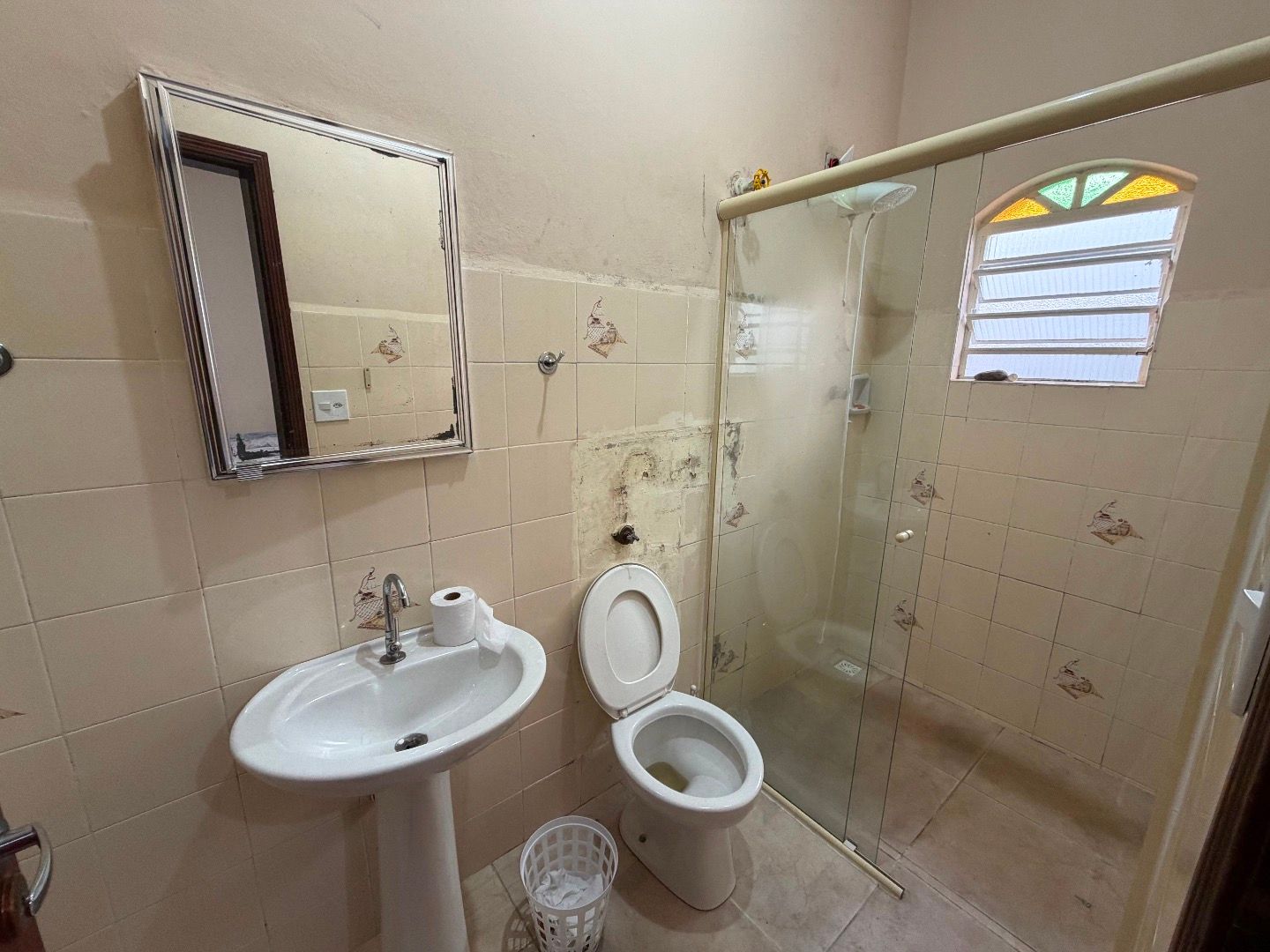 Casa com Piscina e 4 Suítes na Praia das Palmeiras, Jardim Britânia