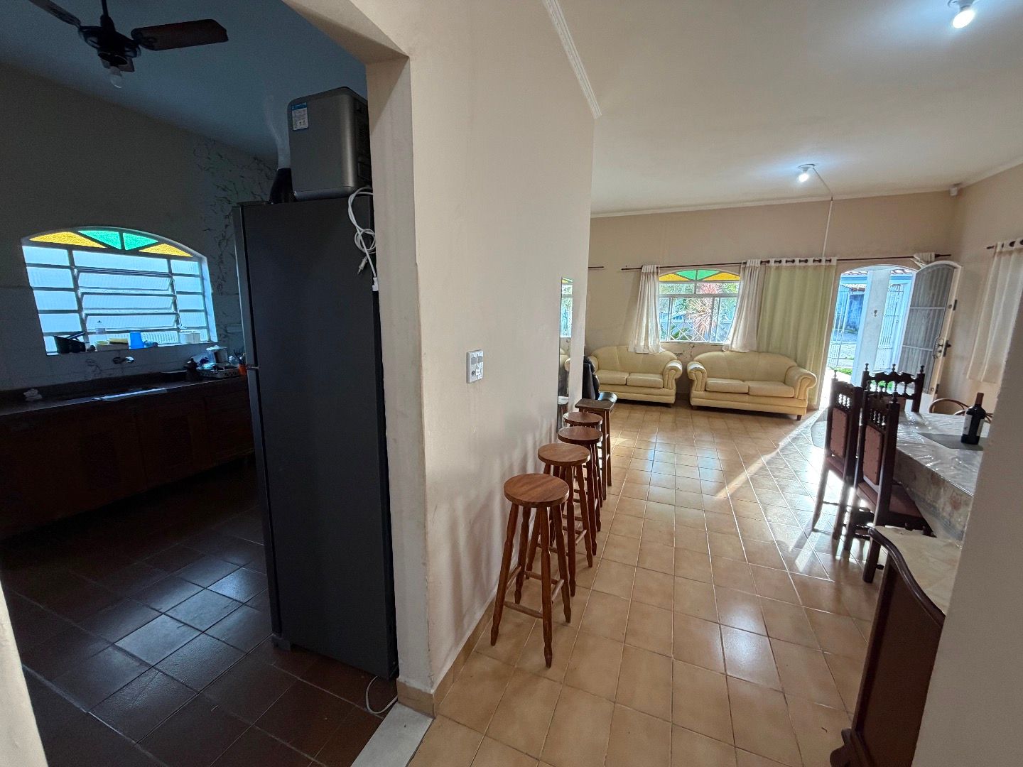 Casa com Piscina e 4 Suítes na Praia das Palmeiras, Jardim Britânia