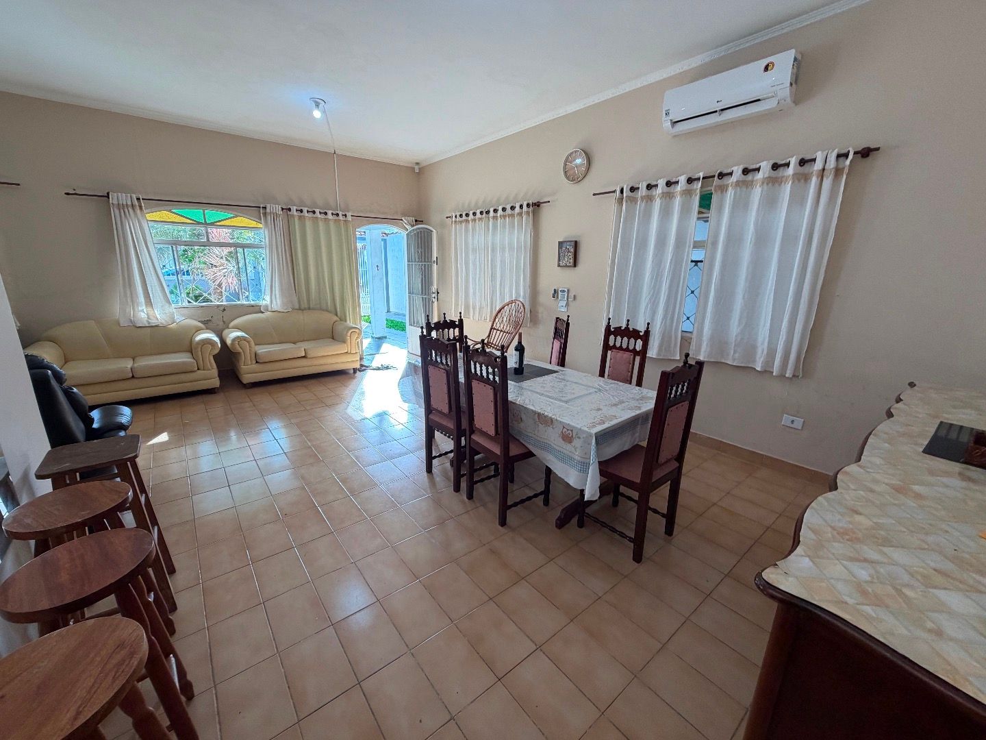 Casa com Piscina e 4 Suítes na Praia das Palmeiras, Jardim Britânia