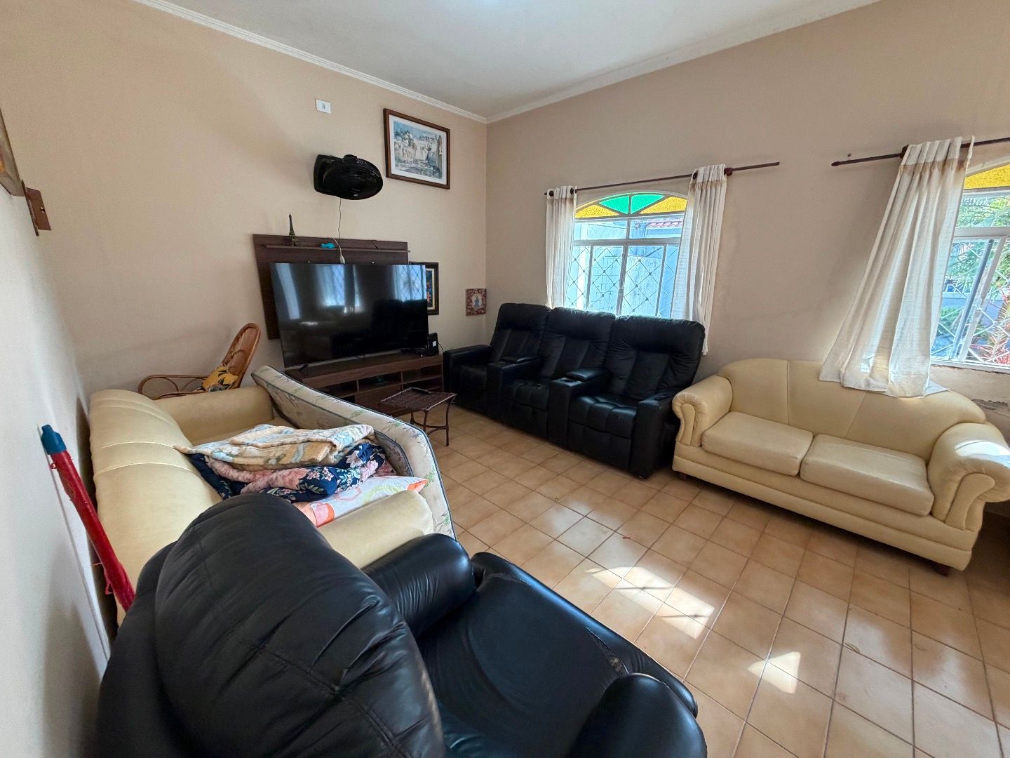 Casa com Piscina e 4 Suítes na Praia das Palmeiras, Jardim Britânia