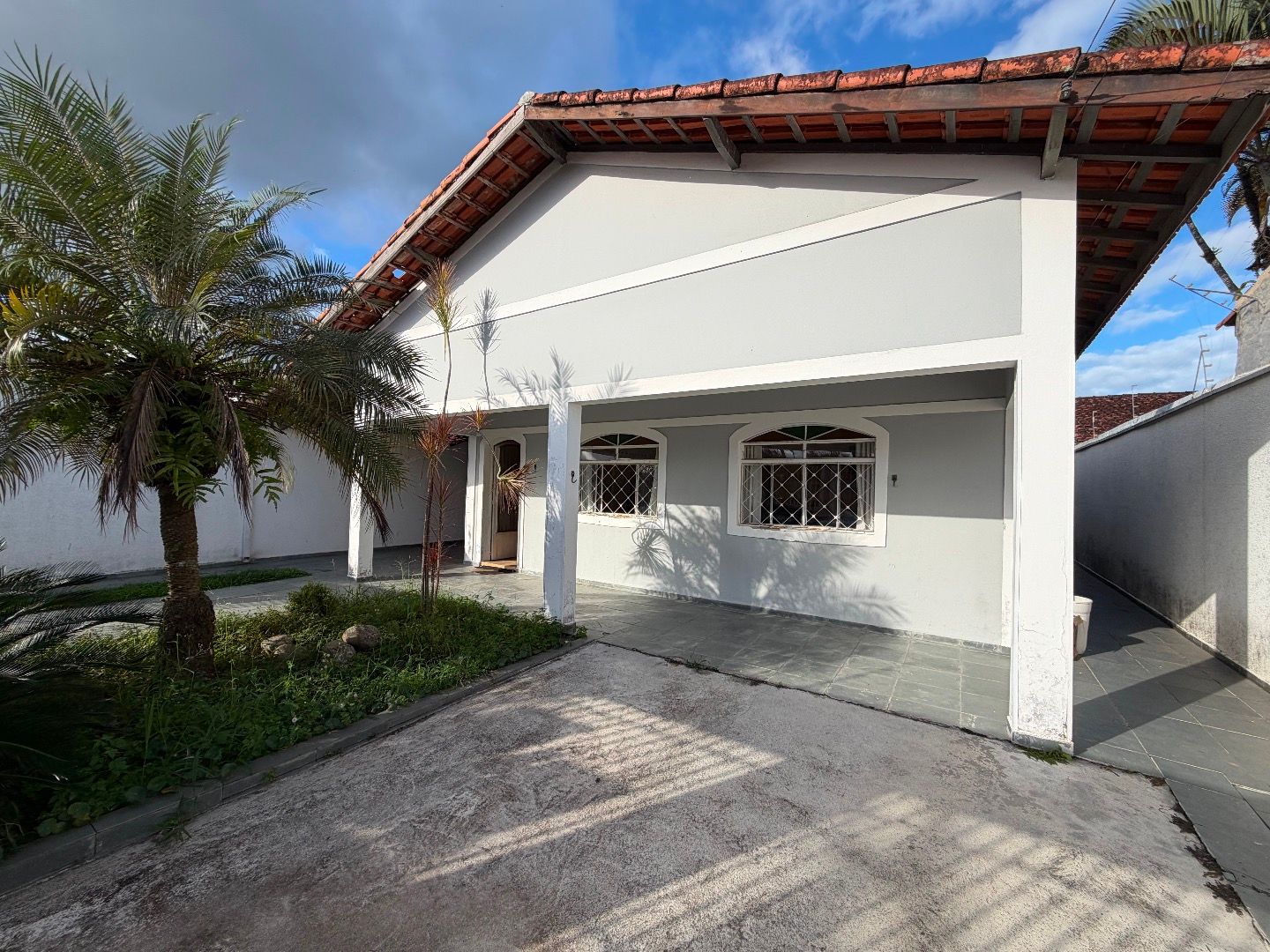 Casa com Piscina e 4 Suítes na Praia das Palmeiras, Jardim Britânia