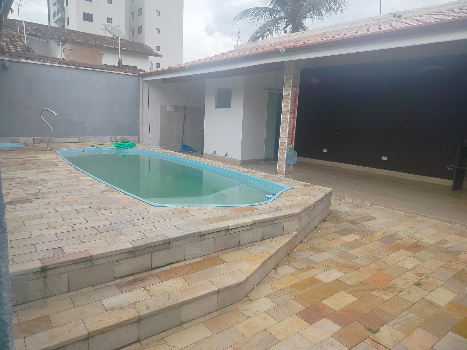 Casa com 3 dormitórios e piscina a 40m da praia em Martim de Sá