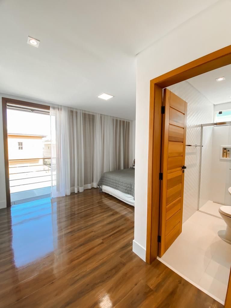 Sobrado Alto Padrão com Sacada e Vista para a Serra no Residencial Costa Nova, Massaguaçu