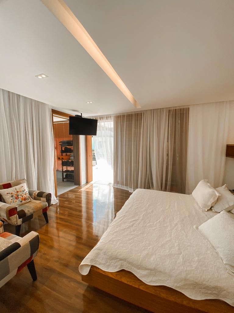Sobrado Alto Padrão com Sacada e Vista para a Serra no Residencial Costa Nova, Massaguaçu