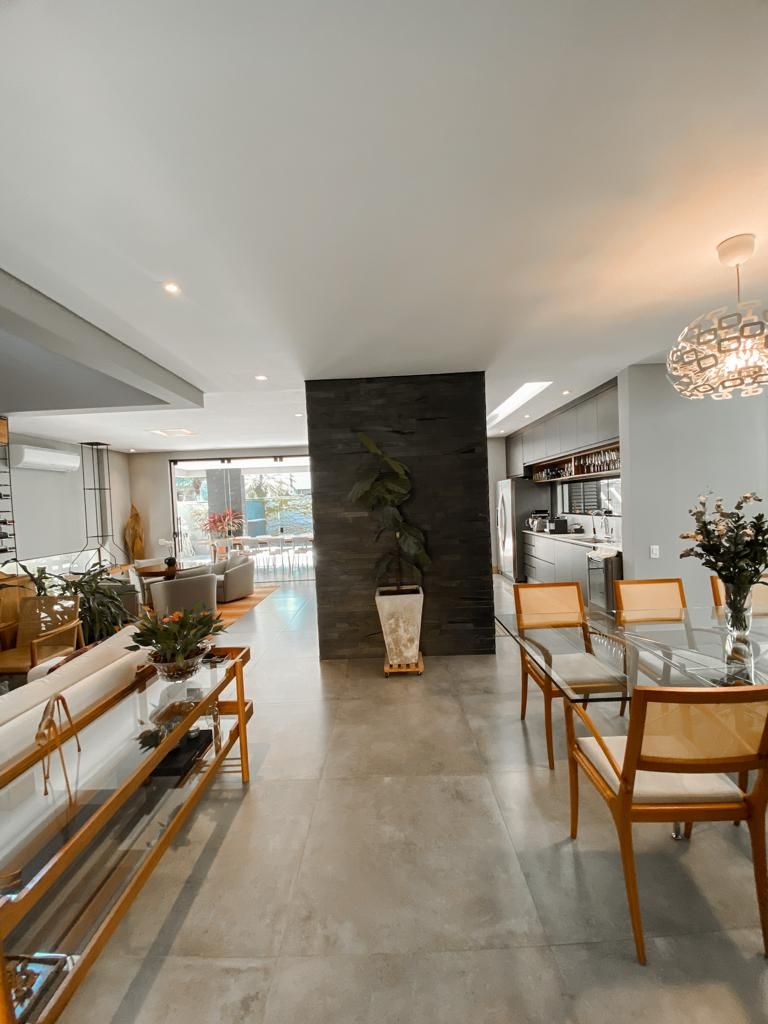 Sobrado Alto Padrão com Sacada e Vista para a Serra no Residencial Costa Nova, Massaguaçu