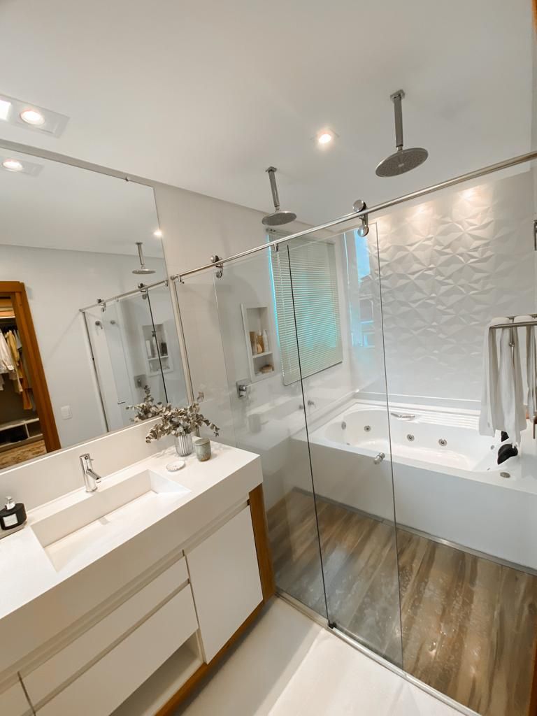 Sobrado Alto Padrão com Sacada e Vista para a Serra no Residencial Costa Nova, Massaguaçu