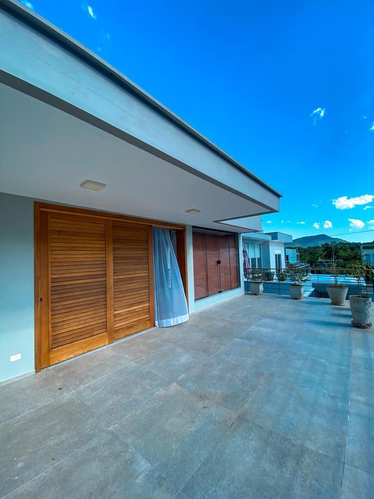 Sobrado Alto Padrão com Sacada e Vista para a Serra no Residencial Costa Nova, Massaguaçu