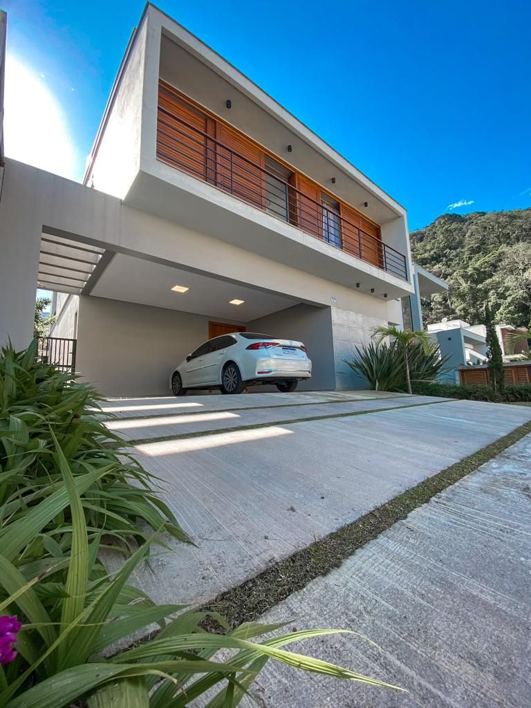Sobrado Alto Padrão com Sacada e Vista para a Serra no Residencial Costa Nova, Massaguaçu