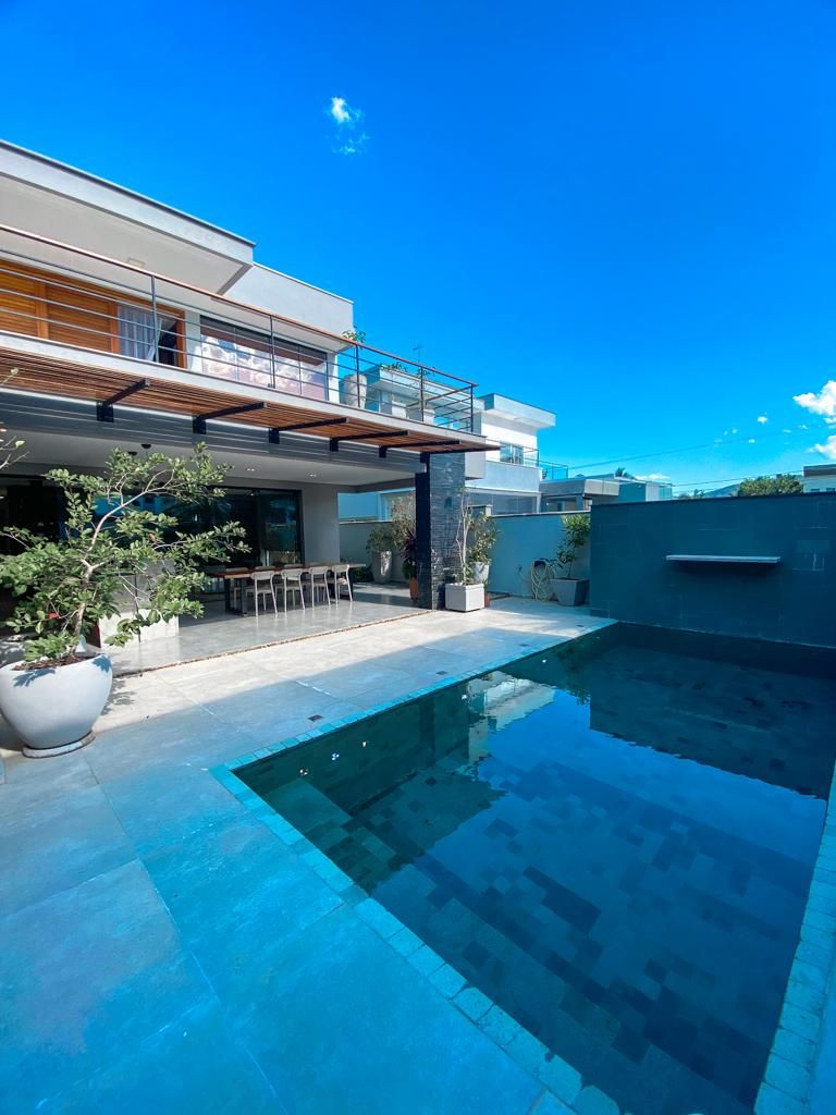 Sobrado Alto Padrão com Sacada e Vista para a Serra no Residencial Costa Nova, Massaguaçu