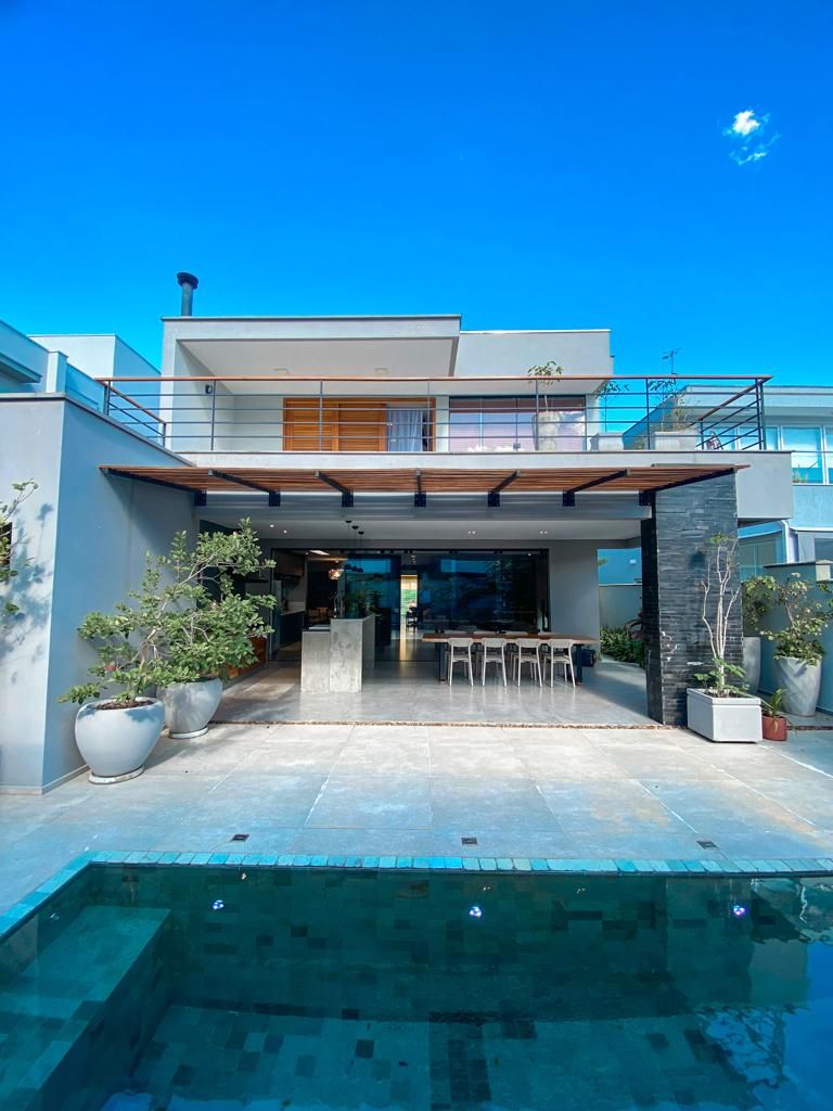 Sobrado Alto Padrão com Sacada e Vista para a Serra no Residencial Costa Nova, Massaguaçu