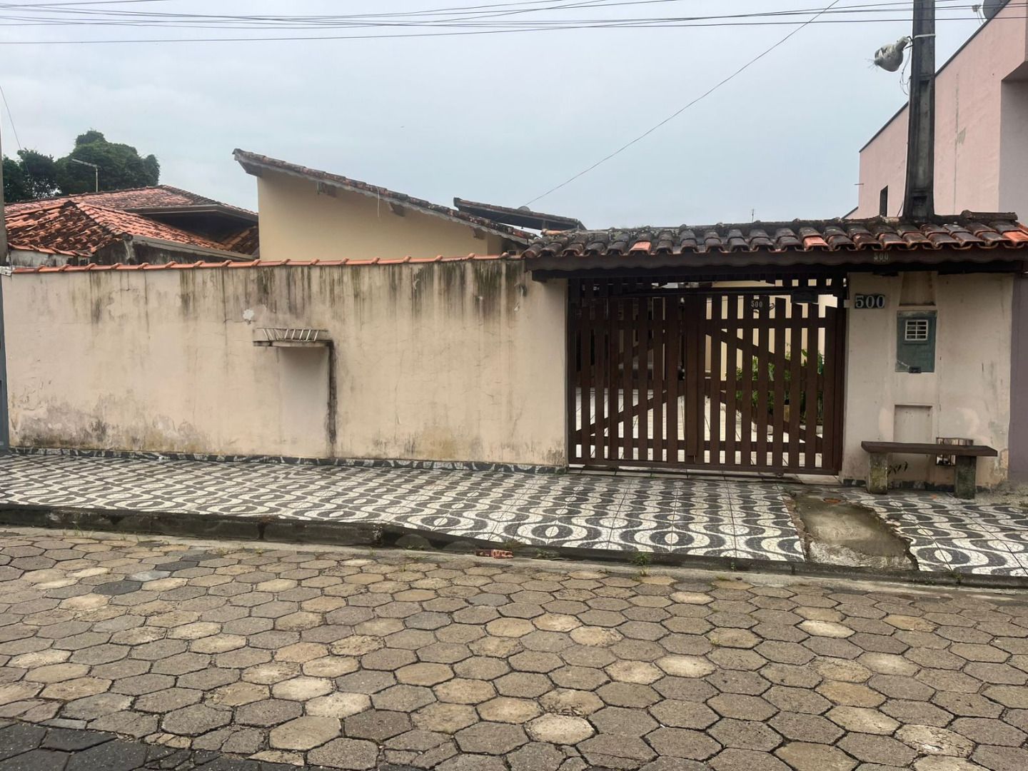 Casa Térrea com Amplo Terreno e Garagem para 7 Carros no Balneário dos Golfinhos