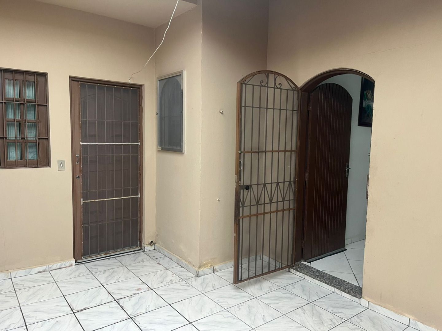 Casa Térrea com Amplo Terreno e Garagem para 7 Carros no Balneário dos Golfinhos