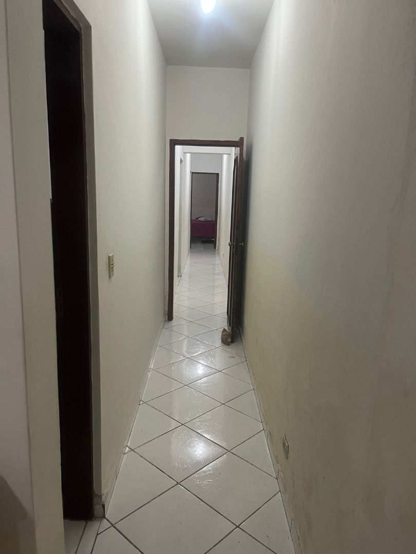 Casa Térrea com Amplo Terreno e Garagem para 7 Carros no Balneário dos Golfinhos