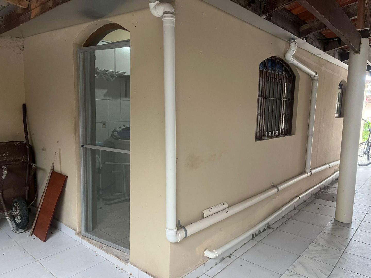 Casa Térrea com Amplo Terreno e Garagem para 7 Carros no Balneário dos Golfinhos