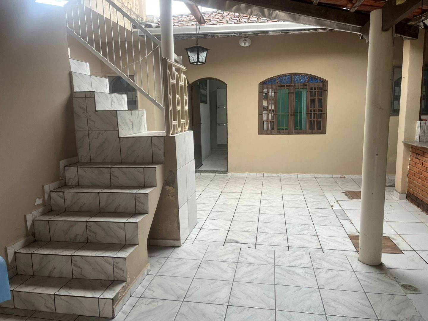 Casa Térrea com Amplo Terreno e Garagem para 7 Carros no Balneário dos Golfinhos