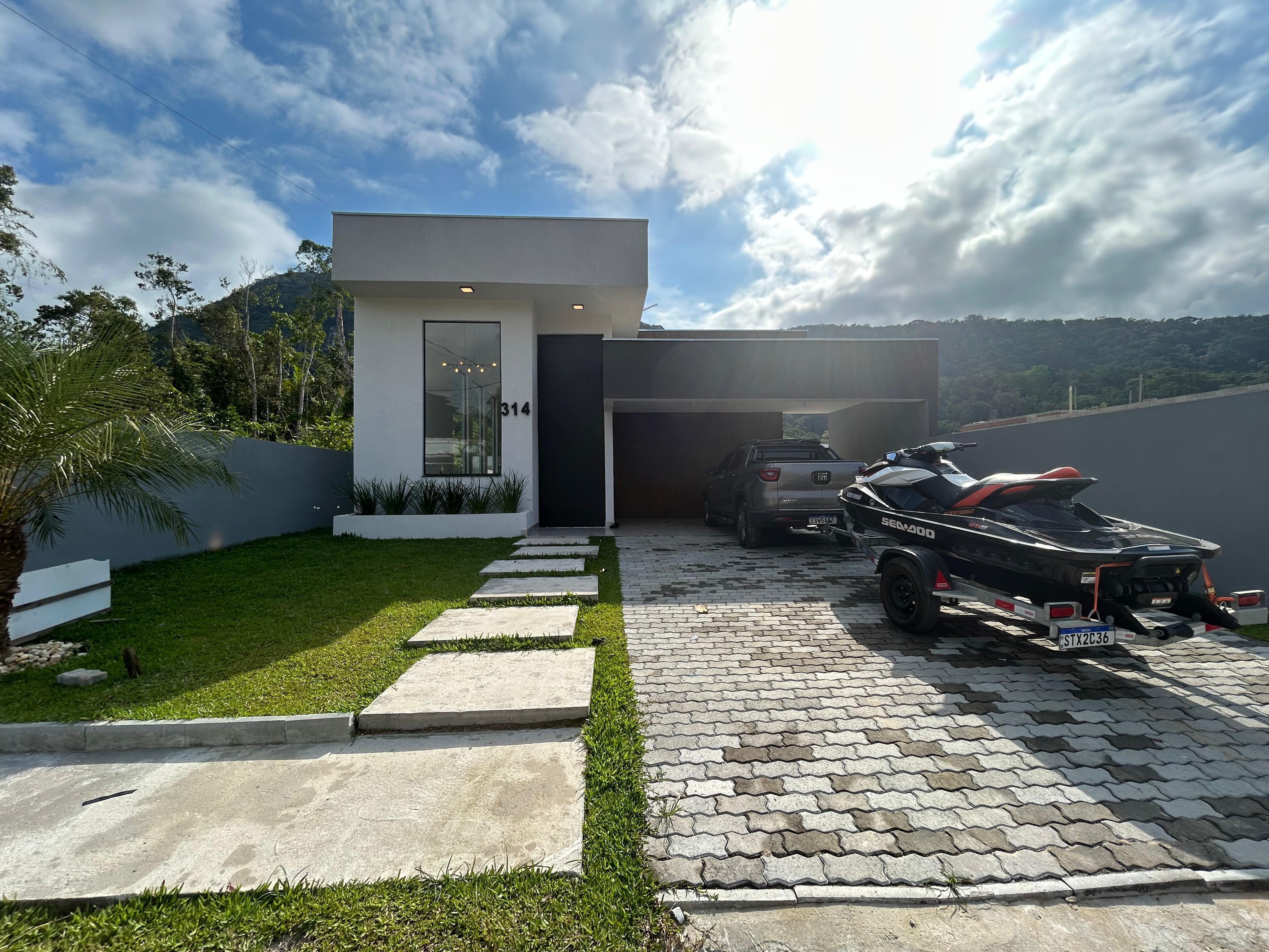 Casa em Condomínio Fechado no Mar Verde com Pé Direito Duplo
