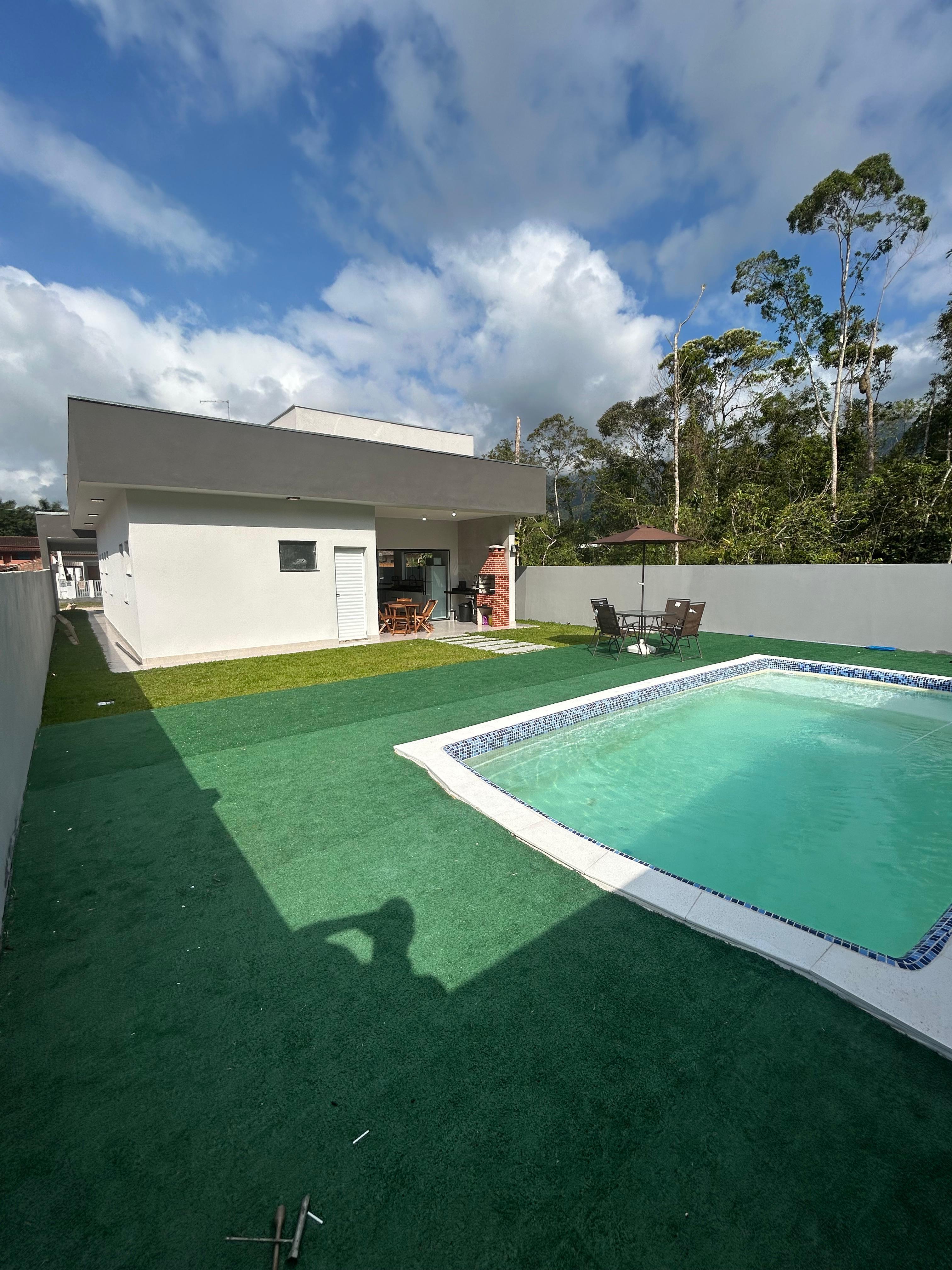 Casa em Condomínio Fechado no Mar Verde com Pé Direito Duplo