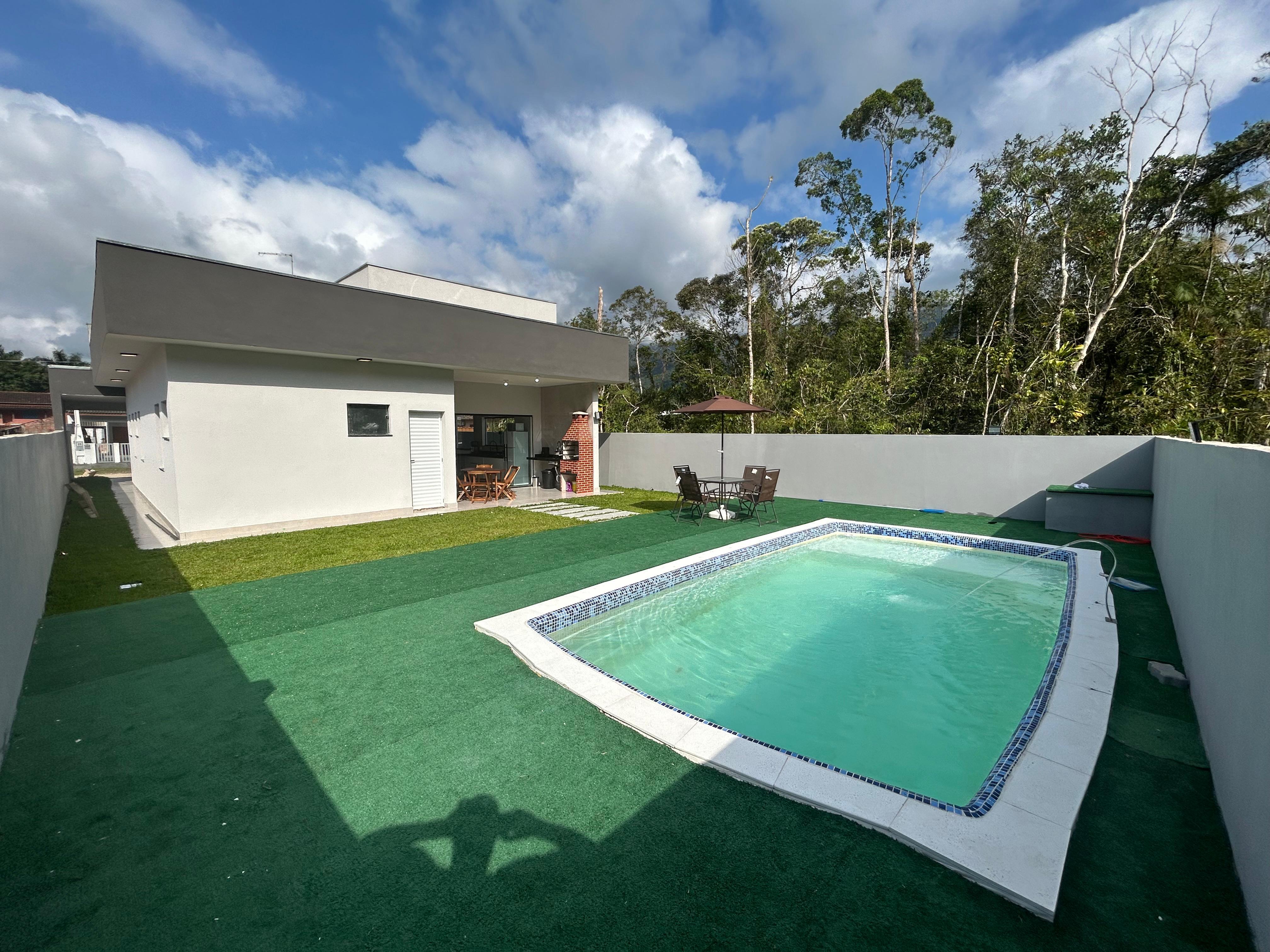 Casa em Condomínio Fechado no Mar Verde com Pé Direito Duplo