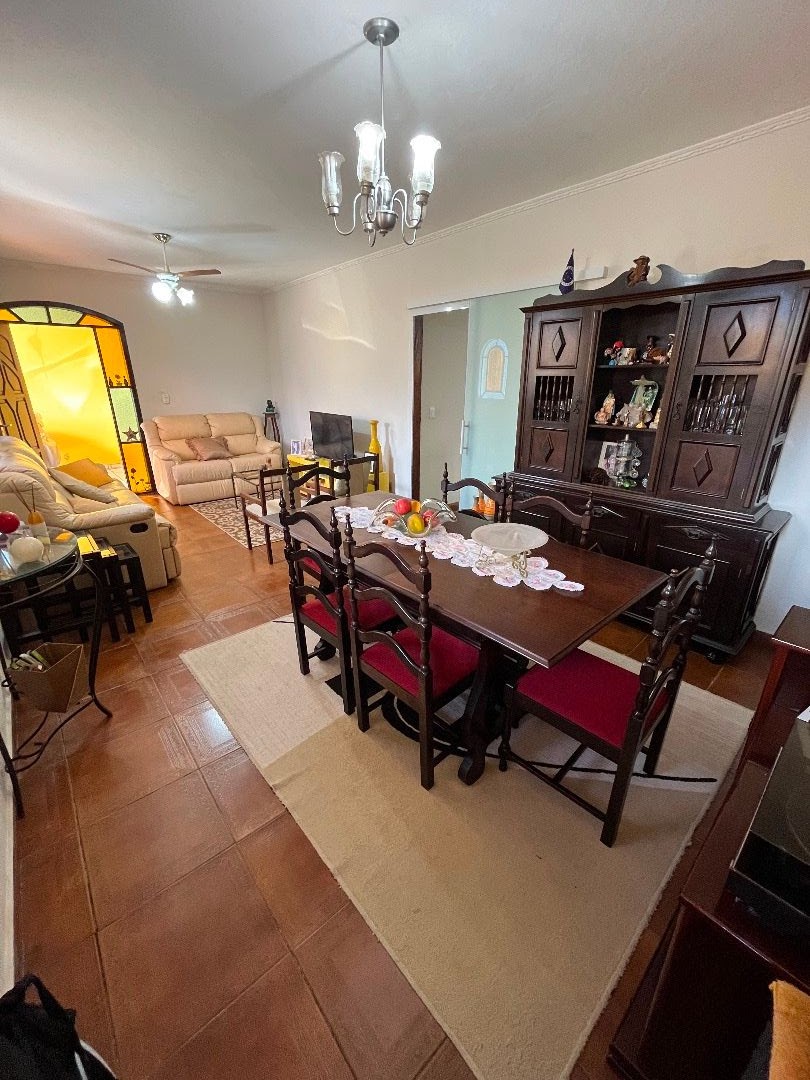 Casa com Amplo Terreno e Área Gourmet na Praia das Palmeiras