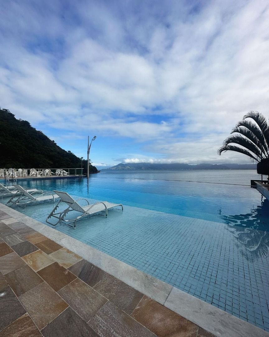 Apartamento Pé na Areia com Piscina de Borda Infinita na Prainha